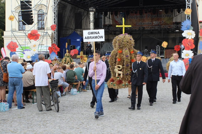 Podczas Dożynek Powiatowych w Lubartowie w dniu 27 sierpnia 2017r.  Gminę Abramów reprezentowała delegacja mieszkańców Wolicy.