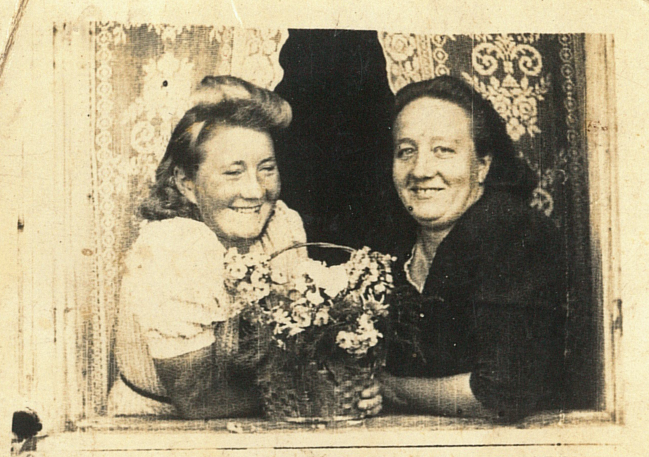 pani Eleonora (od prawej) z siostrą Stefanią