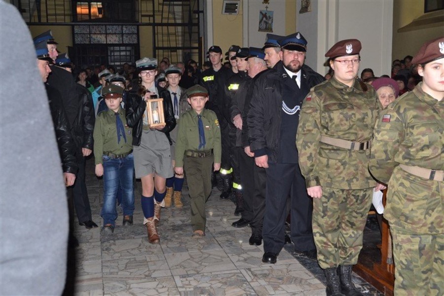 
                                                       UROCZYSTE PRZENIESIENIE FIGURKI DZIECIĄTKA JEZUS DO SZOPKI 
                                                