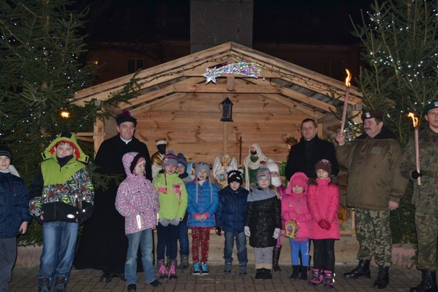 
                                                       UROCZYSTE PRZENIESIENIE FIGURKI DZIECIĄTKA JEZUS DO SZOPKI 
                                                