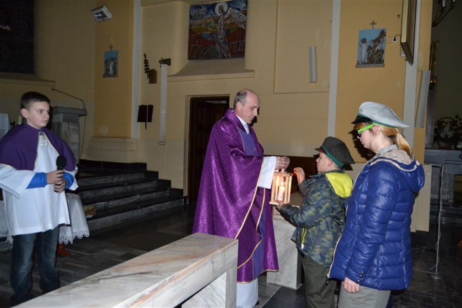 
                                                       UROCZYSTE PRZENIESIENIE FIGURKI DZIECIĄTKA JEZUS DO SZOPKI 2015
                                                