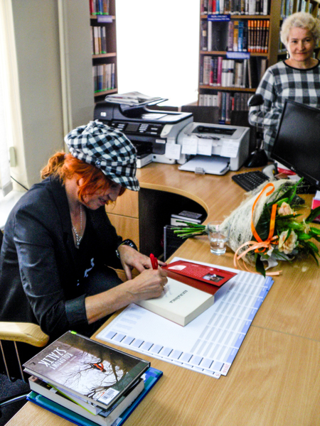 
                                                       Spotkanie z Barbarą Kosmowską w MIejskiej Gminnej Bibliotece Publicznej 
                                                