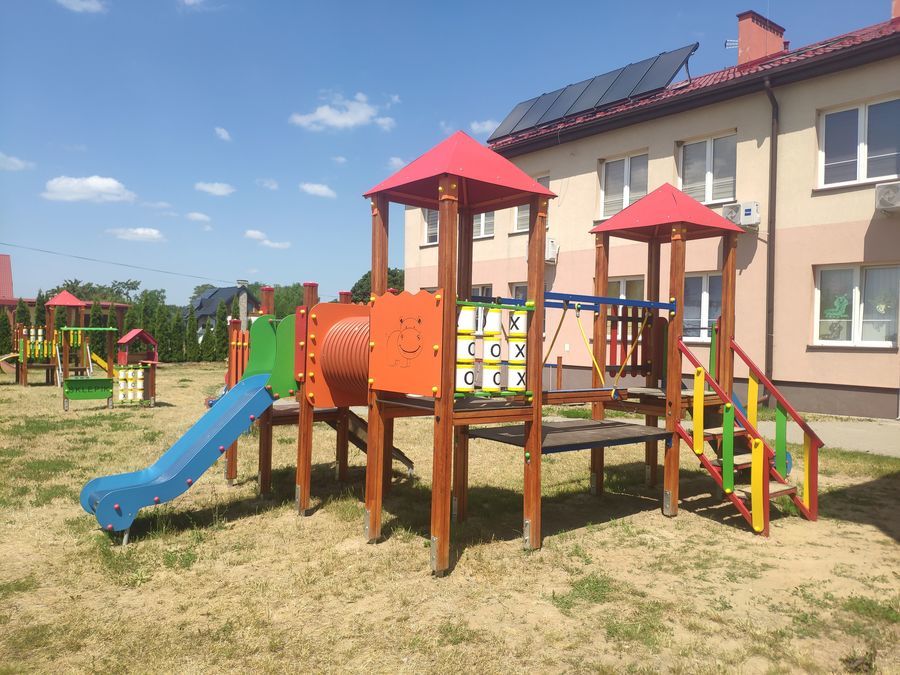 
                                                    Plac zabaw przy przedszkolu w Annopolu
                                                