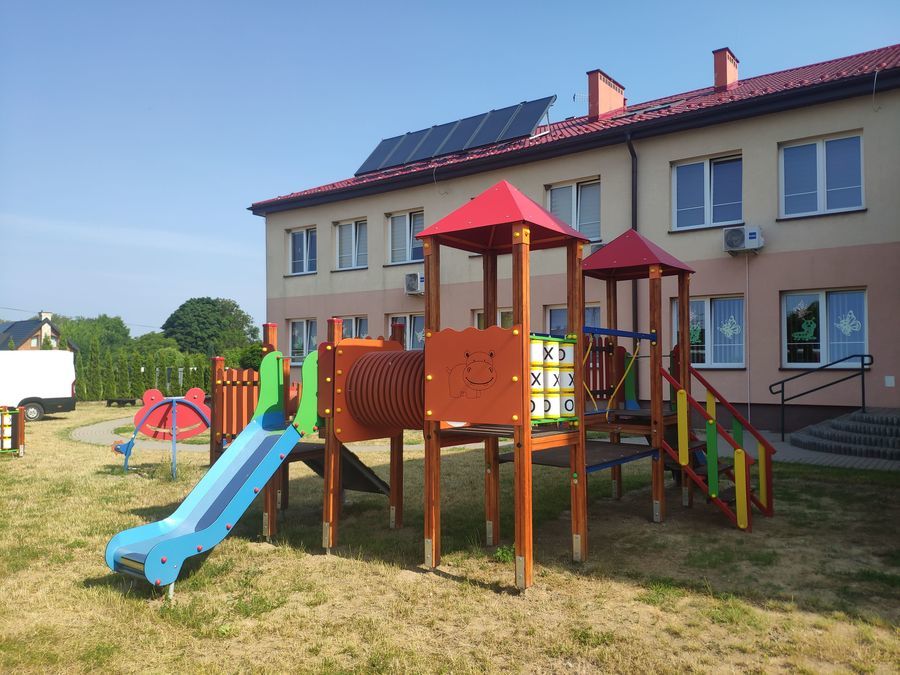 
                                                    Plac zabaw przy przedszkolu w Annopolu
                                                
