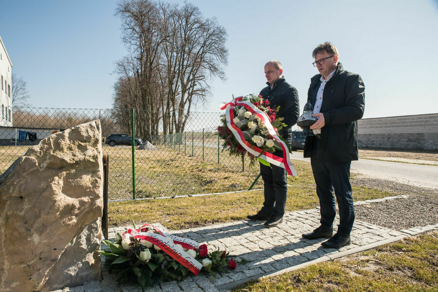 
                                                    Złożenie kwiatów przed pomnikiem  upamiętniającym Apolonię i Piotra Likosów 
                                                