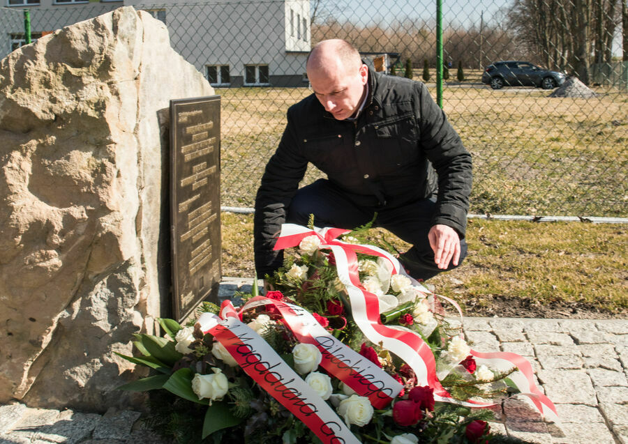 
                                                    Złożenie kwiatów przed pomnikiem  upamiętniającym Apolonię i Piotra Likosów 
                                                