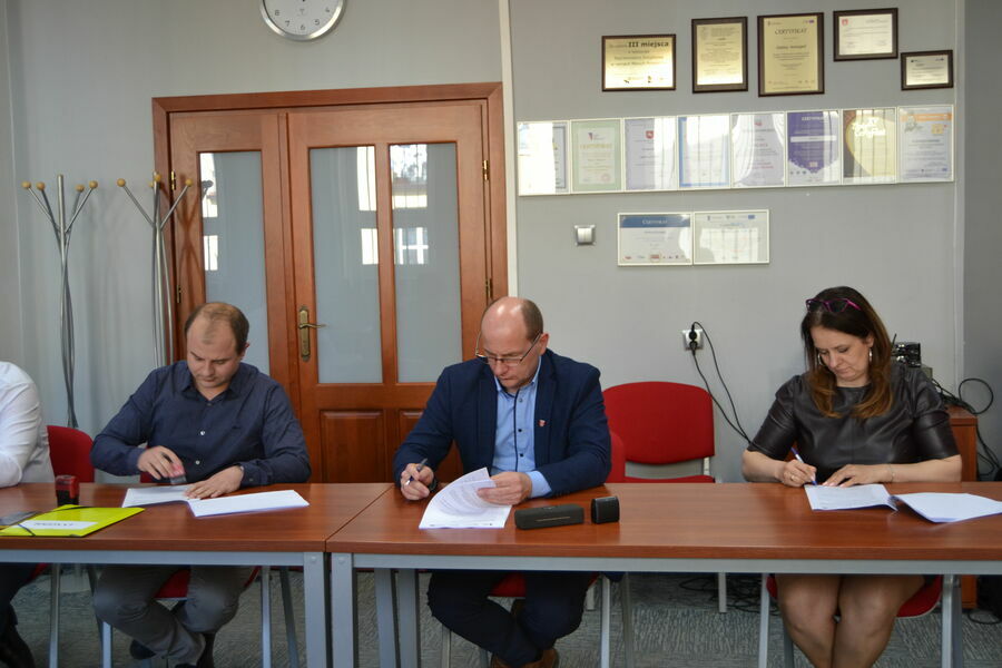 
                                                    Podpisanie umowy z Wykonawcą Modernizacji CK w Annopolu-Wykonawca, Burmistrz,Skarbnik
                                                