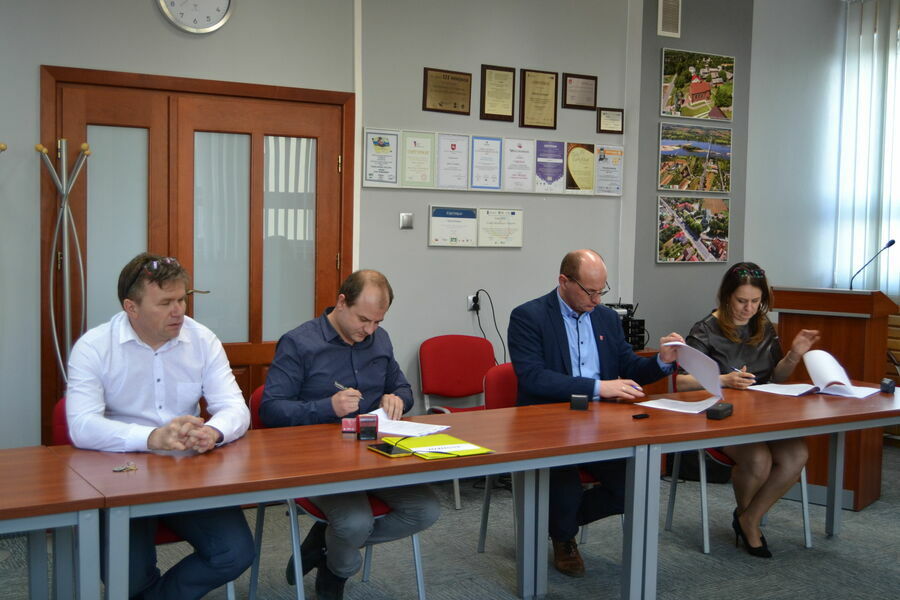 
                                                    odpisanie umowy z Wykonawcą Modernizacji CK w Annopolu
                                                