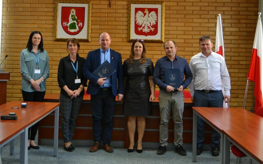 
                                                    Zdjęcie grupowe osób biorących udział w podpisaniu umowy na Modernizację CK w Annopolu
                                                