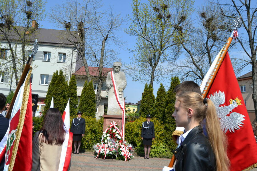 
                                                    Złożone wieńce przed pomnikiem Marszałka Józefa Piłsudskiego
                                                