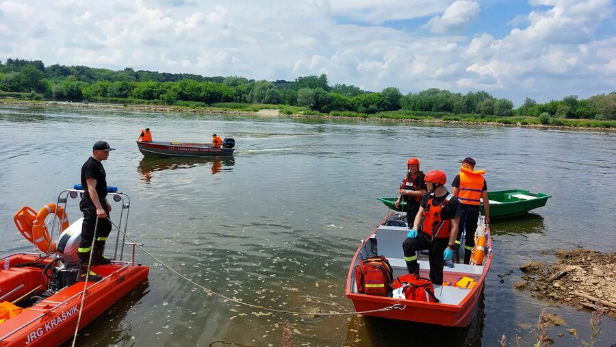 
                                                    Zdjęcie przedstawia poszukiwanie zaginionych ludzi na rzece Wisła z udziałem Specjalistycznej Grupy Ratownictwa Wodno-Nurkowego.
                                                