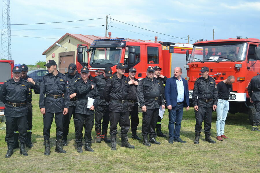 
                                                    Zdjęcie pododdziałów straży pożarnej wraz z Burmistrzem Annopola kończąca ćwiczenia ratownicze.
                                                