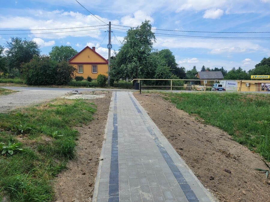 
                                                    Nowowybudowany chodnik wokół stawu w Grabówce 
                                                