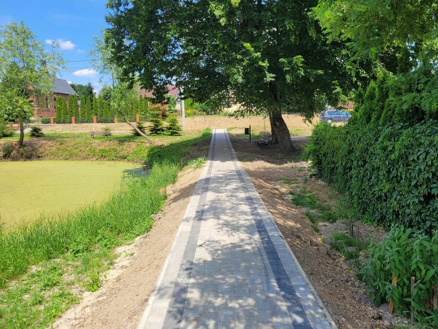 
                                                    Nowowybudowany chodnik wokół stawu w Grabówce 
                                                