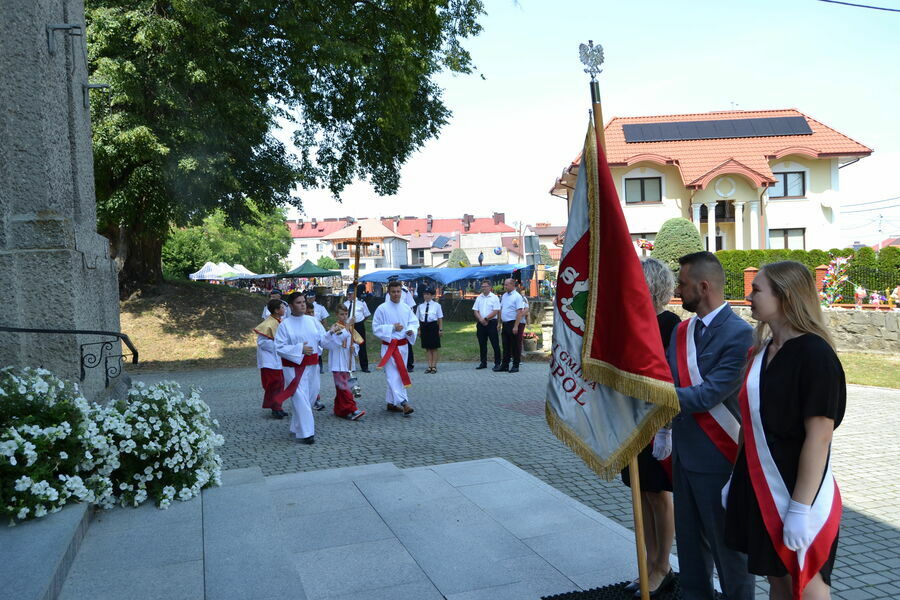 
                                                    Zdjęcie przedstawia poczet sztandarowy gminy Annopol przed wejściem do Kościoła
                                                