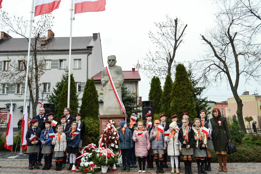 
                                                    Pamiątkowe zdjęcie pod pomnikiem Marszałka Józefa Piłsudskiego.
                                                