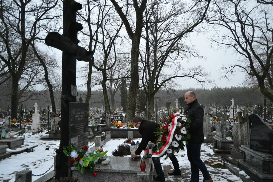 
                                                    Złożenie kwiatów na pomniku Powstańców Styczniowych w Borowie 
                                                