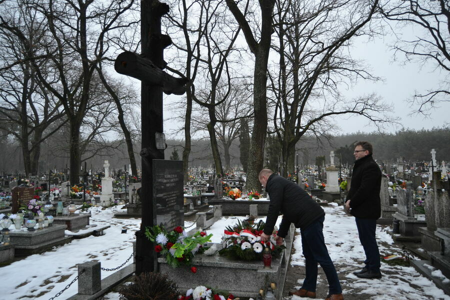 
                                                    Złożenie kwiatów na pomniku Powstańców Styczniowych w Borowie 
                                                