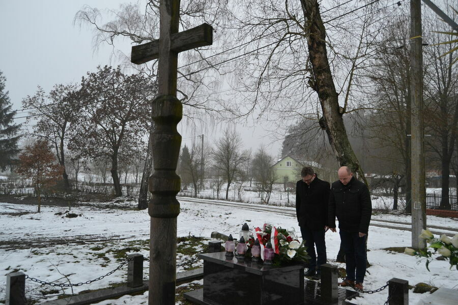 
                                                    Złożenie kwiatów na pomniku Powstańców Styczniowych w Opoce Dużej Michalinie 
                                                
