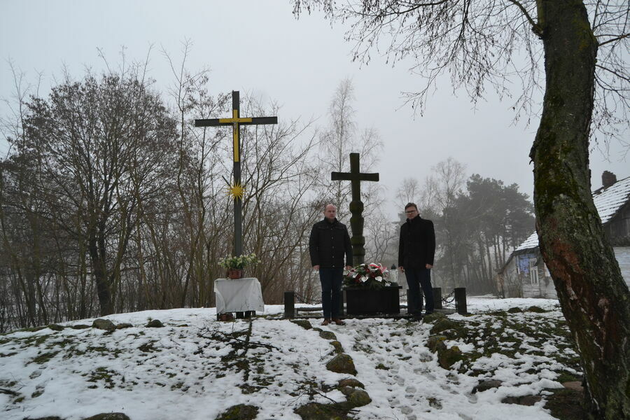 
                                                    Złożenie kwiatów na pomniku Powstańców Styczniowych w Opoce Dużej Michalinie 
                                                