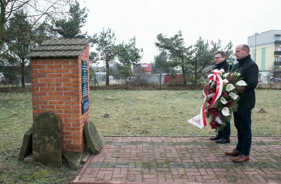 
                                                    Uroczyste składanie wieńców przez Burmistrza Annopola oraz Zastępcę Burmistrza pod pomnikiem na annopolskim kirucie
                                                