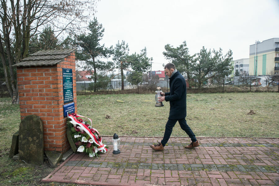 
                                                    Uczczenie pamięci  przez Sekretarza Zarządu Kraśnickiego Towarzystwa Regionalnego
                                                