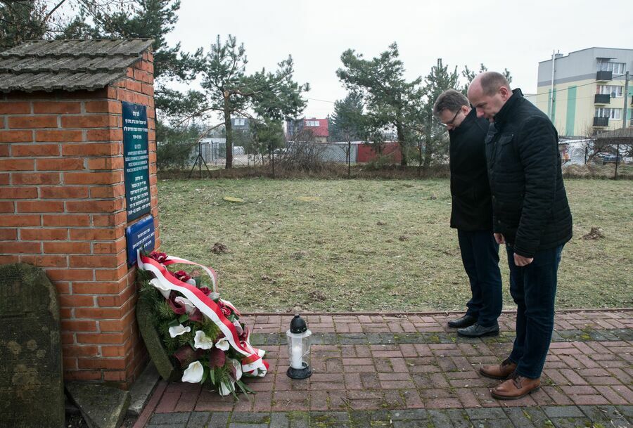 
                                                    Uroczyste składanie wieńców przez Burmistrza Annopola oraz Zastępcę Burmistrza pod pomnikiem na annopolskim kirucie
                                                