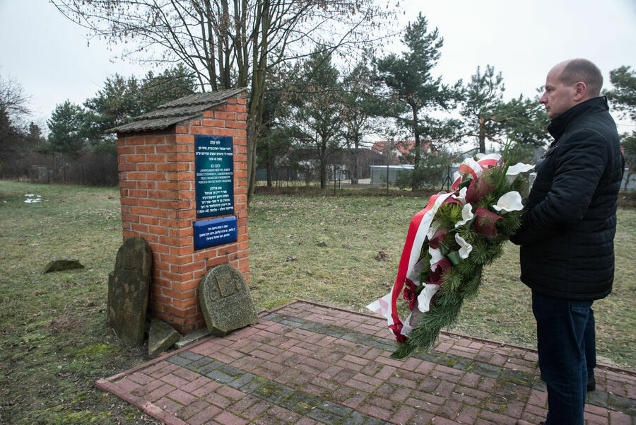 
                                                    Uroczyste składanie wieńców przez Burmistrza Annopola oraz Zastępcę Burmistrza pod pomnikiem na annopolskim kirucie
                                                