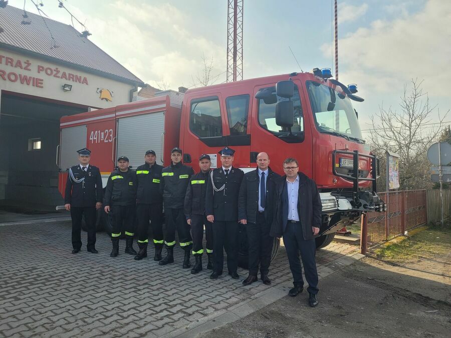 
                                                    Strażacy OSP Borów z Burmistrzem Annopola Mirosławem Gazdą oraz Zastępcą Burmistrza Józefem Paćkowskim
                                                