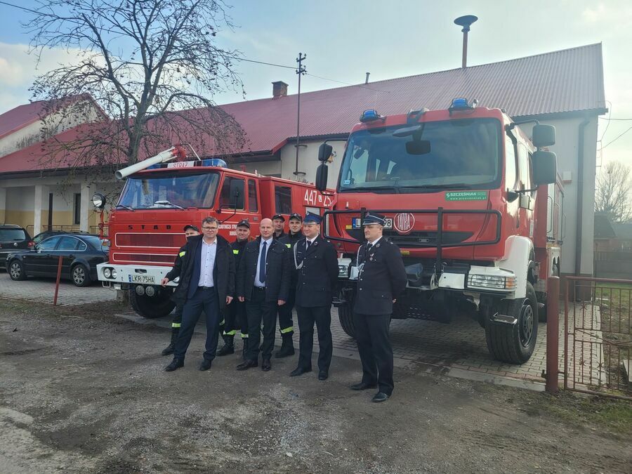 
                                                    Strażacy OSP Borów z Burmistrzem Annopola Mirosławem Gazdą oraz Zastępcą Burmistrza Józefem Paćkowskim na tle remizy strażackiej w Borowie
                                                