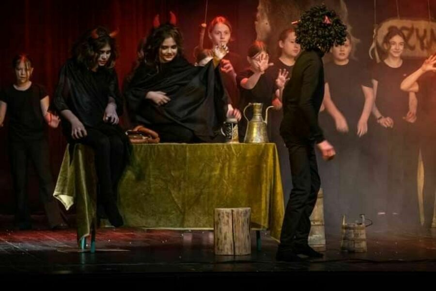 
                                                    Członkowie koła teatralnego
                                                