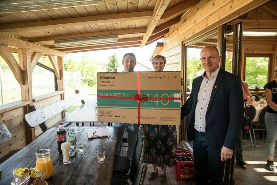 
                                                    Podarowanie telewizora.
                                                