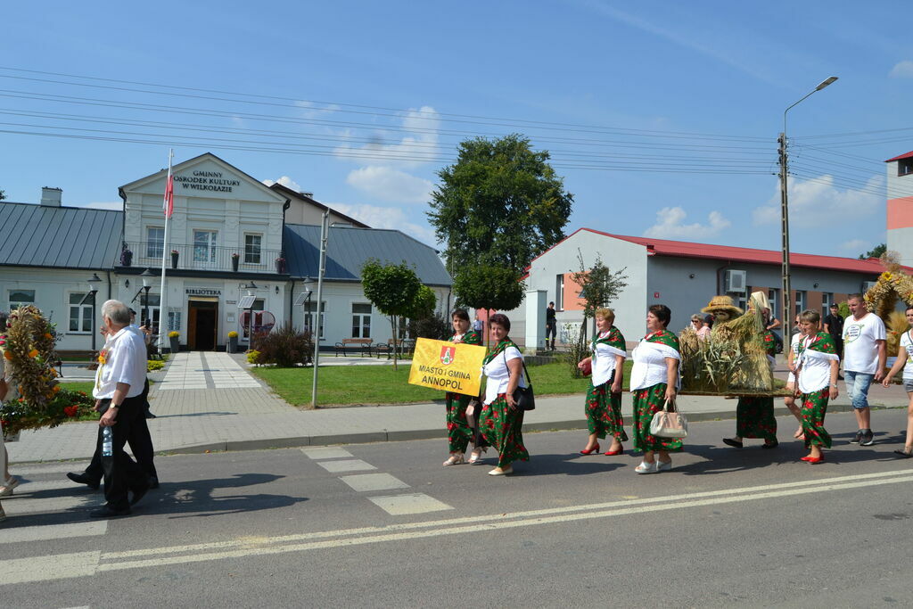 
                                                    DOŻYNKI POWIATOWE W WILKOŁAZIE PIERWSZYM
                                                