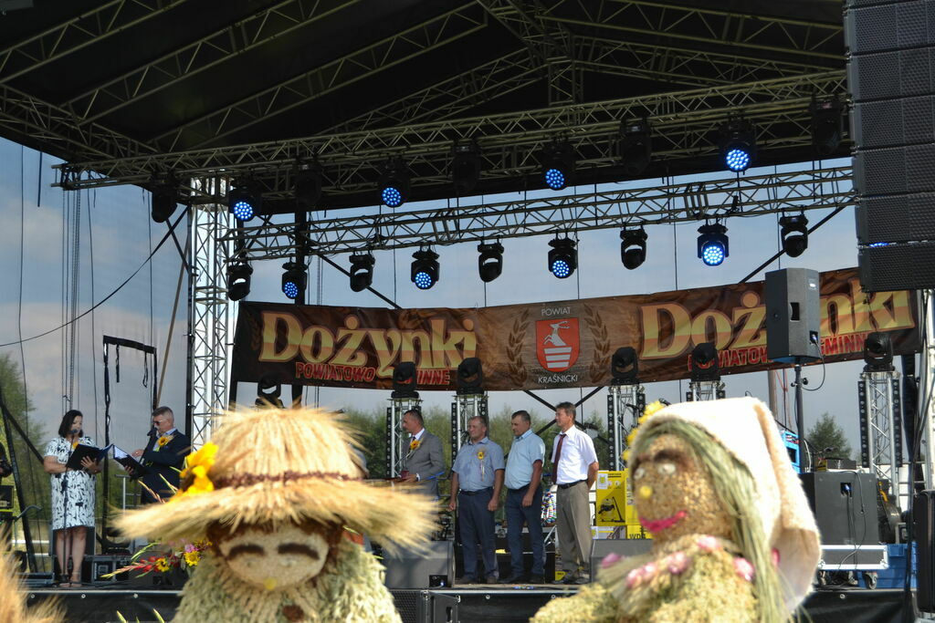 
                                                    DOŻYNKI POWIATOWE W WILKOŁAZIE PIERWSZYM
                                                