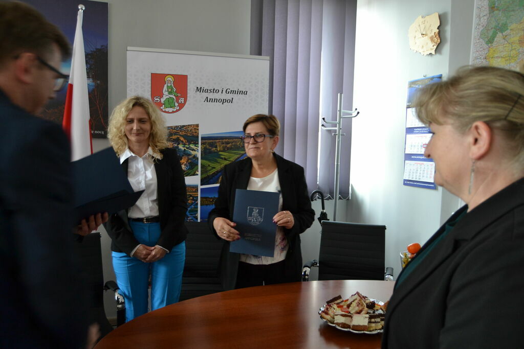 
                                                    WRĘCZENIE NAGRÓD DLA NAUCZYCIELI.
                                                