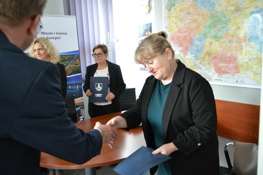 
                                                    WRĘCZENIE NAGRÓD DLA NAUCZYCIELI.
                                                