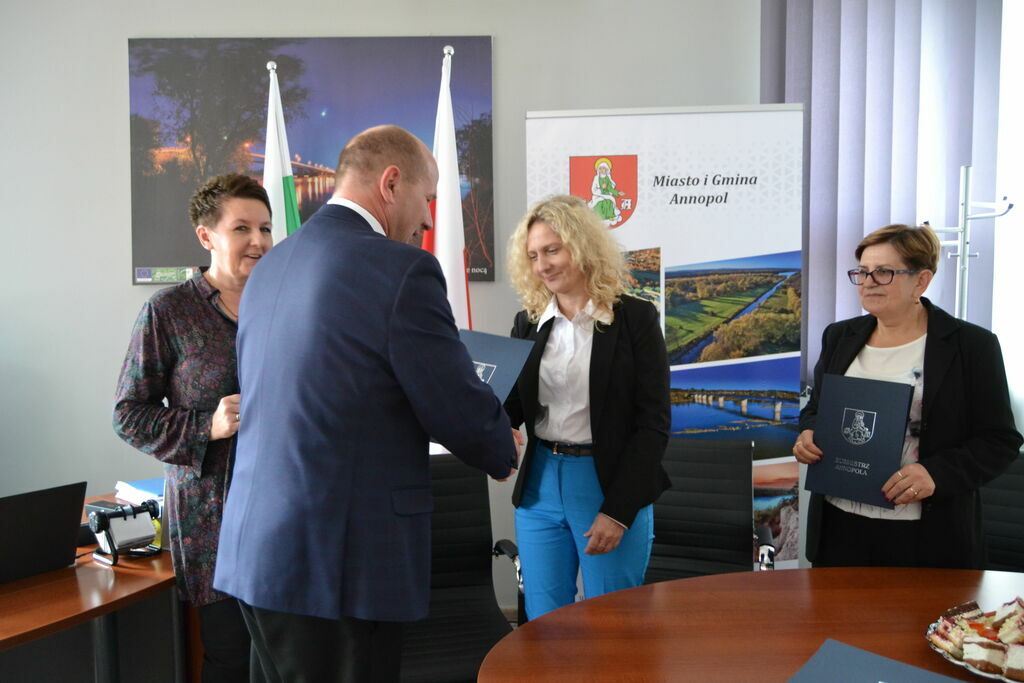 
                                                    WRĘCZENIE NAGRÓD DLA NAUCZYCIELI.
                                                