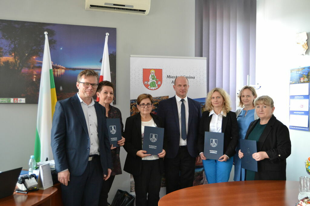 
                                                    WRĘCZENIE NAGRÓD DLA NAUCZYCIELI.
                                                