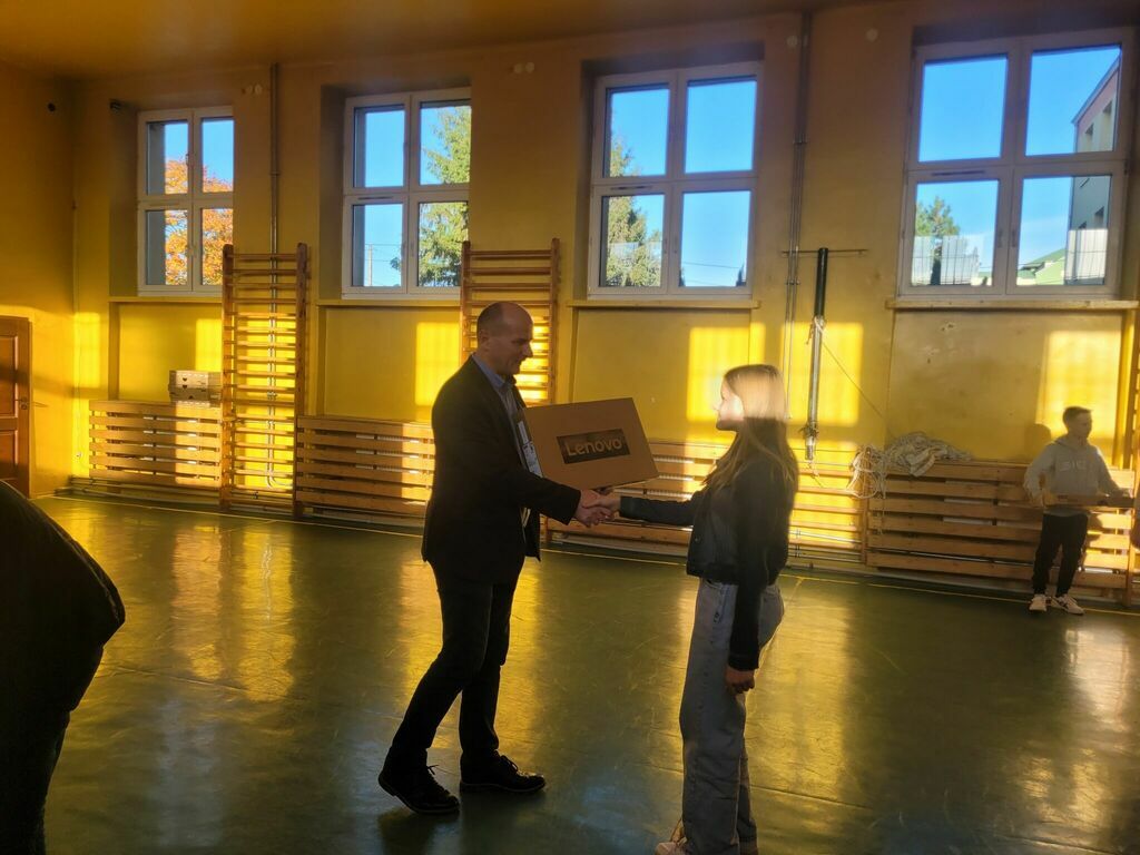 
                                                    LAPTOPY DLA UCZNIÓW.
                                                