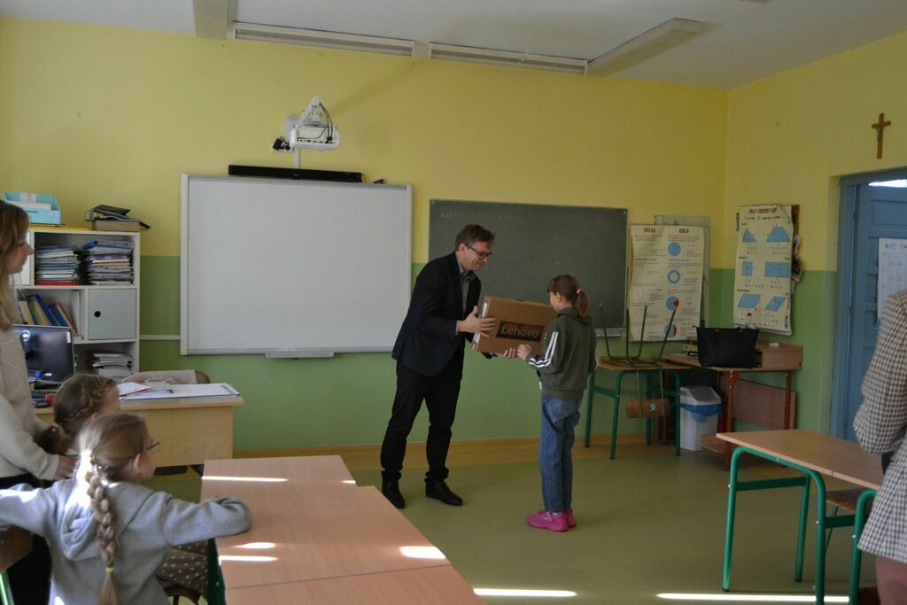 
                                                    LAPTOPY DLA UCZNIÓW.
                                                