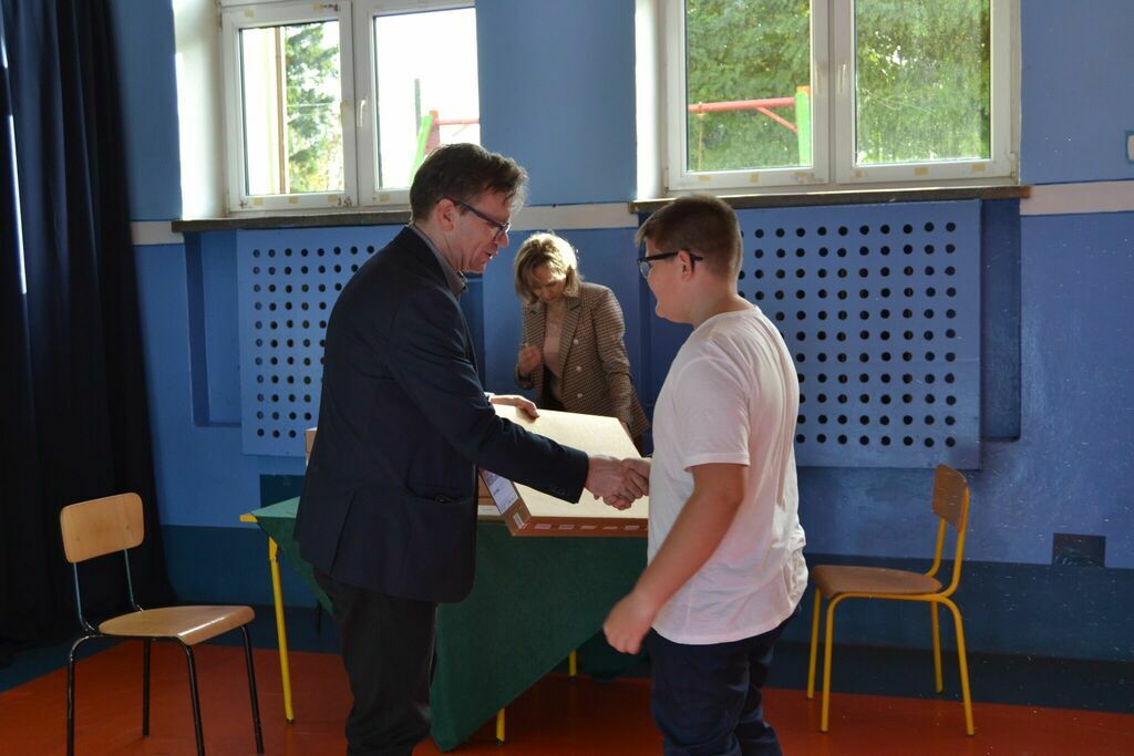 
                                                    LAPTOPY DLA UCZNIÓW.
                                                