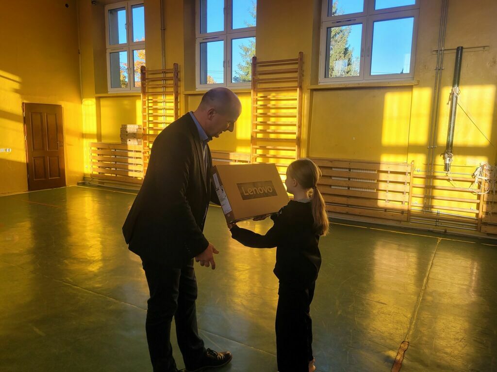 
                                                    LAPTOPY DLA UCZNIÓW.
                                                