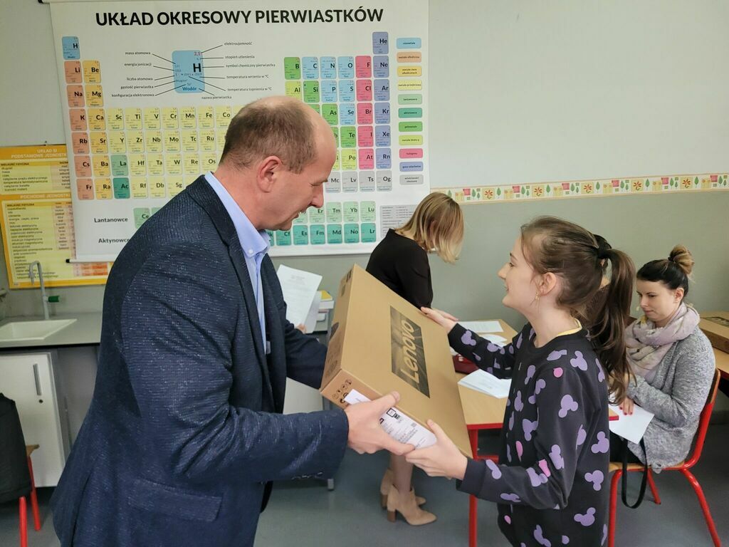 
                                                    LAPTOPY DLA UCZNIÓW.
                                                