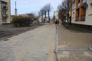 Parking przy ul. Bankowej i uliczka osiedlowa