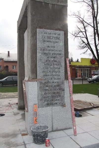 
                                                       Budowa Pomnika Niepodległości w rewitalizowanym parku przed Urzędem Miasta w Dęblinie.
                                                