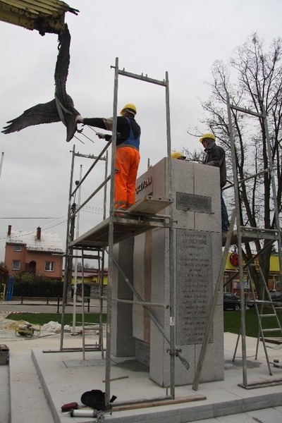 
                                                       Budowa Pomnika Niepodległości w rewitalizowanym parku przed Urzędem Miasta w Dęblinie.
                                                