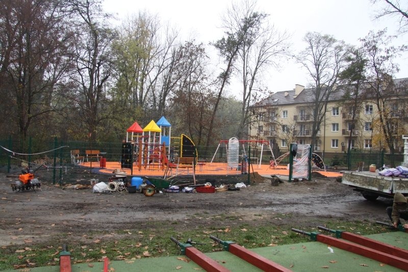 
                                                       Utworzenie szkolnego placu zabaw przy Szkole Podstawowej Nr 4 w Dęblinie.
                                                