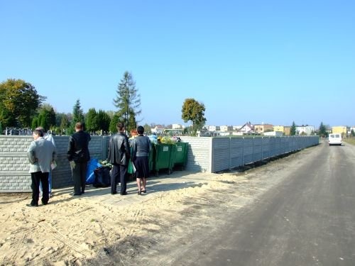 
                                                       Budowa części ogrodzenia z płyt betonowych Cmentarza Komunalnego w Dęblinie.
                                                