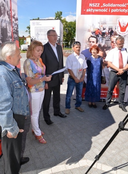 
                                                    2015-06-16- Wystawa Solidarność przed Ratuszem Miejskim
                                                
