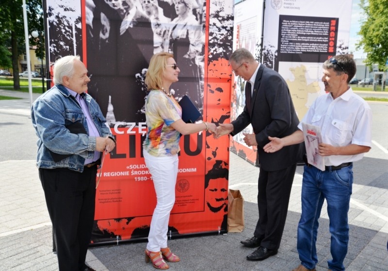 
                                                    2015-06-16- Wystawa Solidarność przed Ratuszem Miejskim
                                                